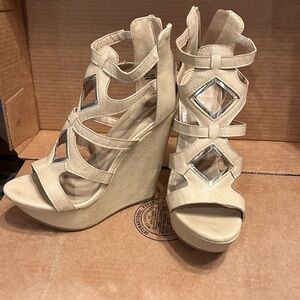 LIKE NEW IN BOX Tan 8m chunky platform heels with zip back